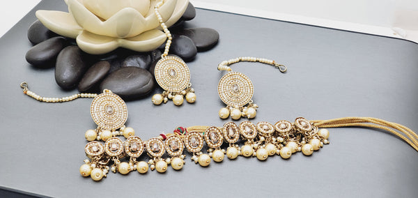 A Staggering Indian Kundan Pearl Boutique Style Choker Necklace Set